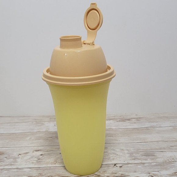 Vintage‎ TUPPERWARE Quick Shake Container #844-9, Lid 564-37 Yellow - Picture 1 of 7